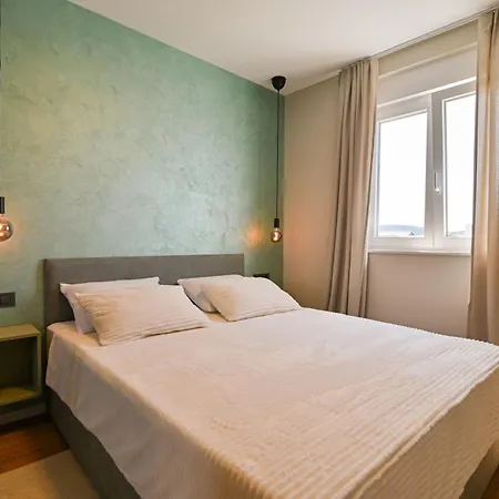 Apartment Noir Design Trogir